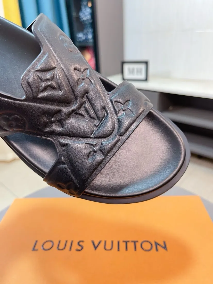 Men's shoes 💰360🌹🌹 (lv-Louis Vuitton) new men's sandals, high-end boutique, exquisite embossed logo decoration on the upper, fine workmanship, super soft soles, casual, loose and comfortable, a must-have in summer! \nsize：38-44